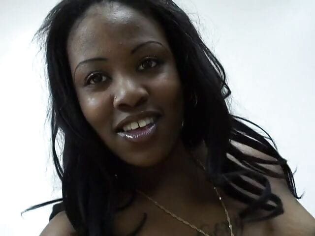 Wild Suckers: Шлюшка с большой попкой в оранжевых чулках-сеточках позирует перед камерой