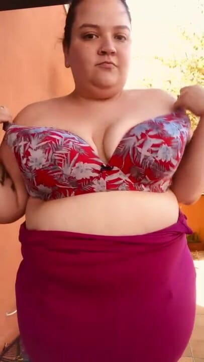 Big titty brunette: Büyük memeli striptiz