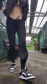 Une travesti du bureau jouit en public