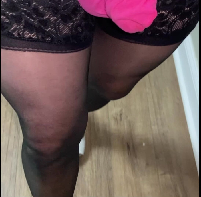 MadisonCD2025: Il travestito si ostenta camminando in gonne e vestiti corti,...