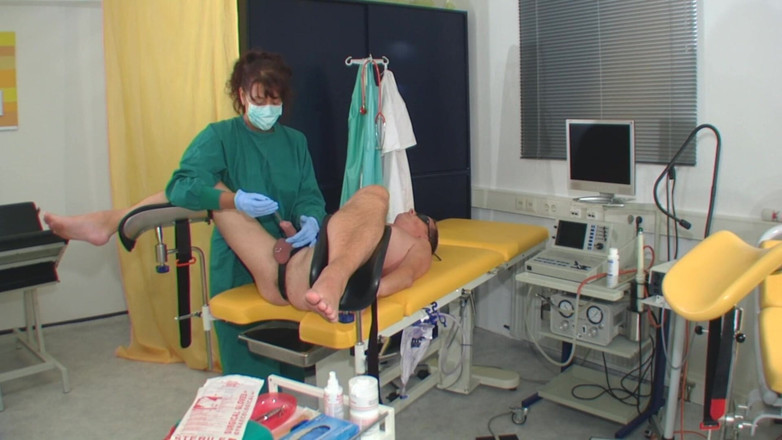 Rubber & Clinic Studio - 1ATOYS: Traitement extrême de pisse