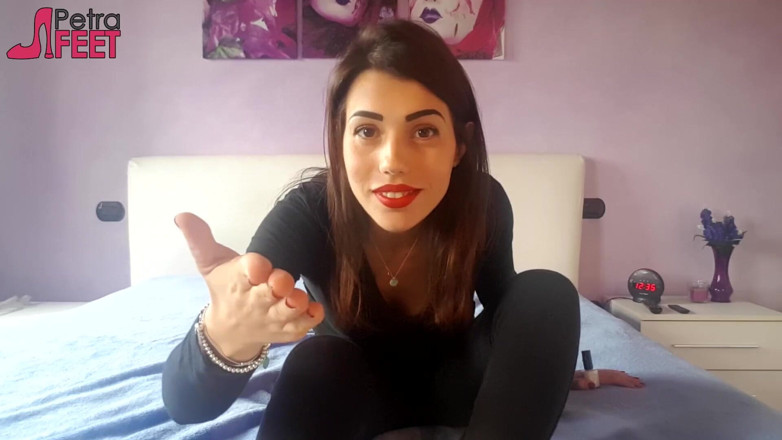 Foot Fetish HD: Tatlı Petra ayaklarını zevkle seviyor