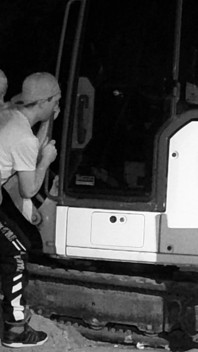 Risicovolle openbare pijpbeurt buitenshuis en zonder condoom op graafmachine