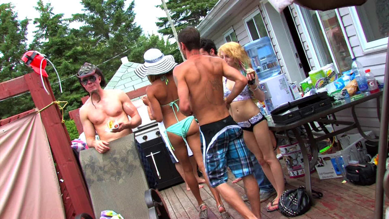 Gangbang team: เย็ดหมู่หลายคนในสนามหลังบ้านที่ไม่มีใครวางแผนไว้ แต่ทุกคนต้องการ