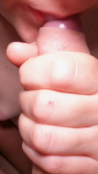 La sorellastra di 18 anni fa un pompino pov
