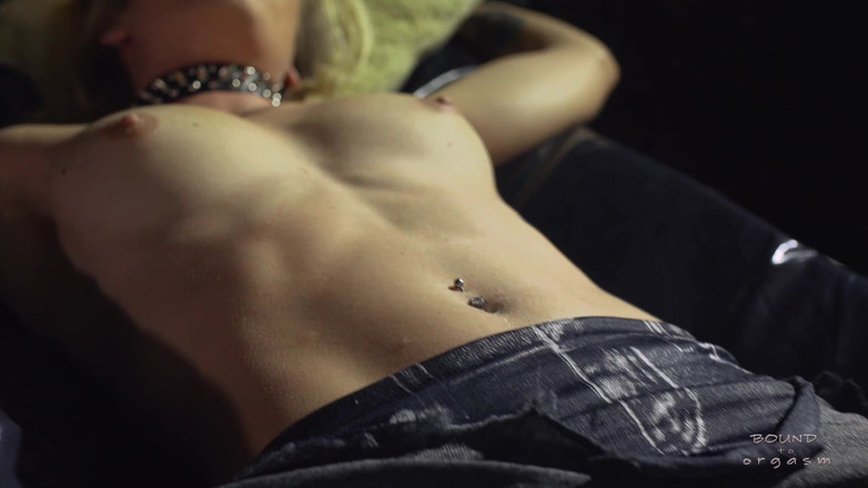 Bound to Orgasm: ベッドに引きずり込まれる - Minnie Manga