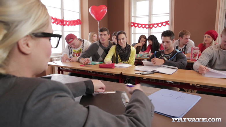 Private.com: セクシーな十代の詰め物2つのディックスの中に彼女のタイトな体