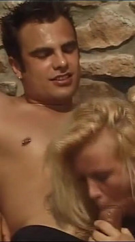 Sexy blondine im freien nach der dusche gefickt