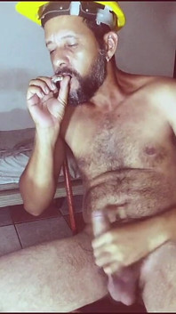 Um Homem Fumando