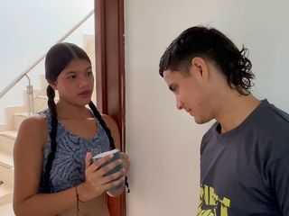 SOFIAYRIKY: Ma riche voisine me demande de lui donner du sucre...