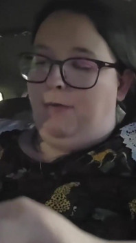 Plnění mého břicha v parkovišti rychlého občerstvení