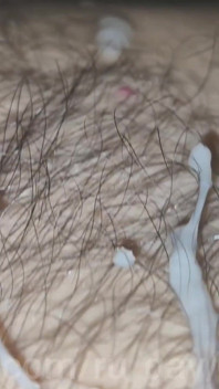 Büyük güçlü bir şekilde yüzüne ateşli sperm fışkırıyor!