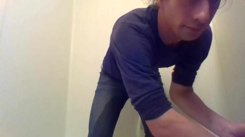 LilTaste: Nettes Transgirl pisst Jeans absichtlich zum ersten mal; Voll angezogen