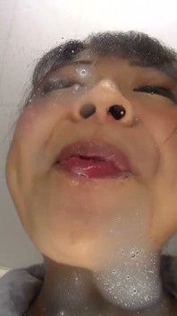 Nao Yuuki melakukan terapi yang anda tidak dapat bayangkan dengan lidah dan banyak air liur.