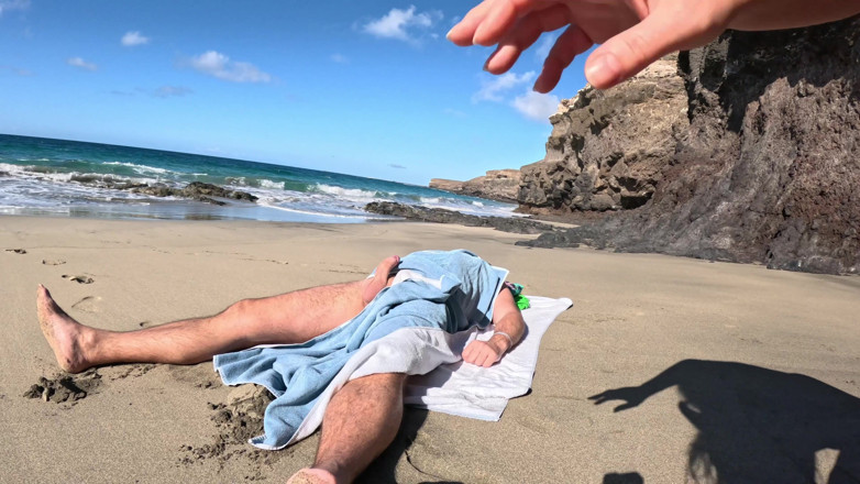 Emma Voyeur: Rischioso Pompino in Pubblico in Spiaggia Da Una Calda MILF...