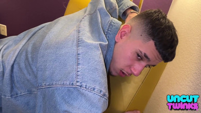 UncutTwinks: Genç all Amerikalı twink latin delikanlıyı prezervatifsiz sikiyor