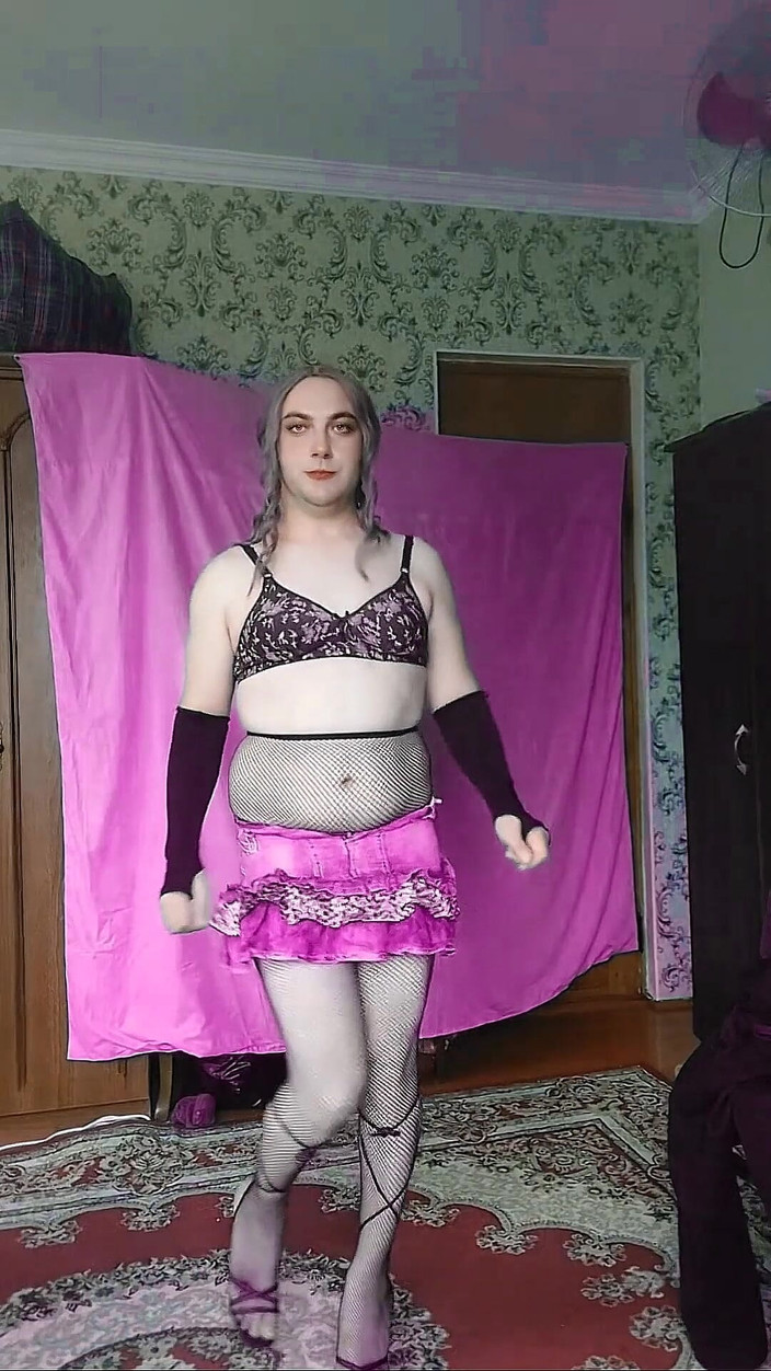 Kitty_Cross: Het college tjejig cheerleader sissy gör en fantastisk sexig föreställning...