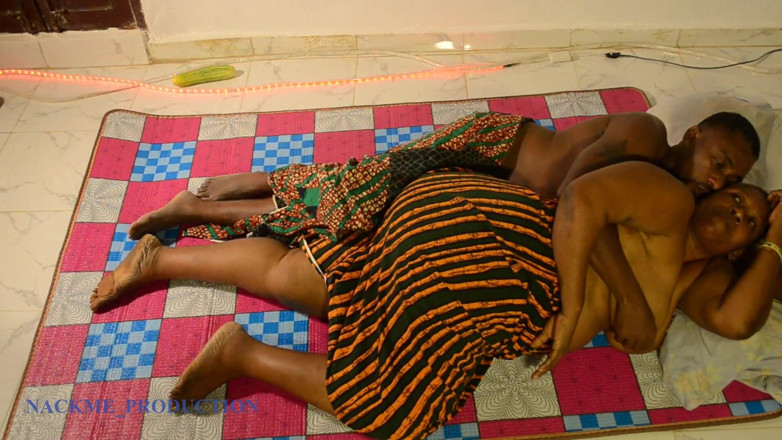 NACKME_PRODUCTION: Reifes afrikanisches dorfpaar fickt beim zusammen porno gucken