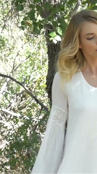 Blonďatá nevinná náctiletá modelka masturbuje v lese