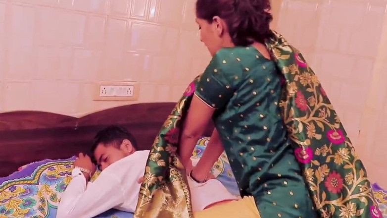 Indian porno creator: 18-річна індійська смакує і трахає зрілу дезі бхабхі