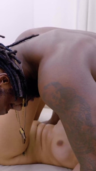 Une grosse bite noire dans le cul de salope, elle aime les grosses bites épaisses