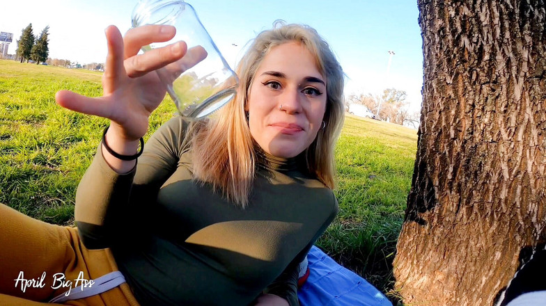 April BigAss: Pisse trinken auf der straße riskiert echt