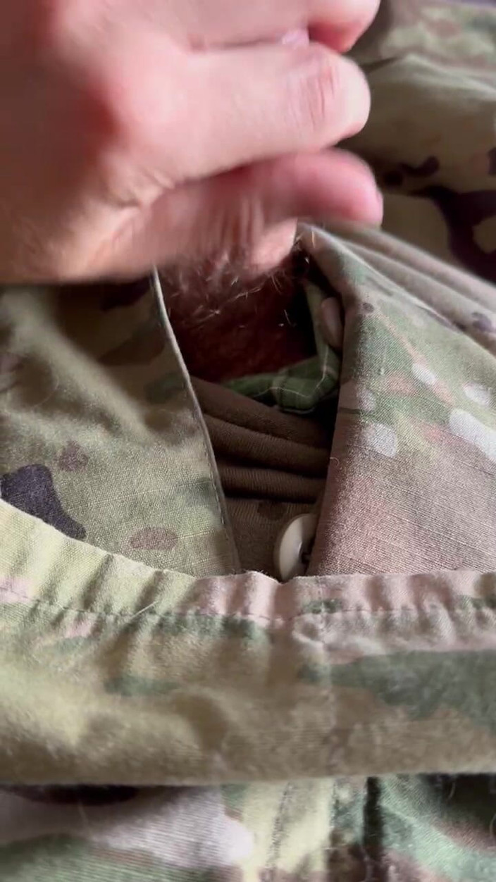 Gay Soldier Stuff: Askar Tentera Amerika Syarikat dalam pakaian seragam mengusap zakar panasnya