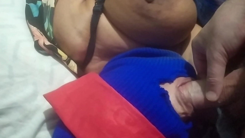 Sexsicouple: Rondborstige vrouw zuigt zonder het te weten twee pikken en...