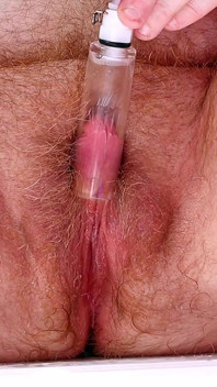 Ftm / hombre trans bombea su clítoris - vista de cerca