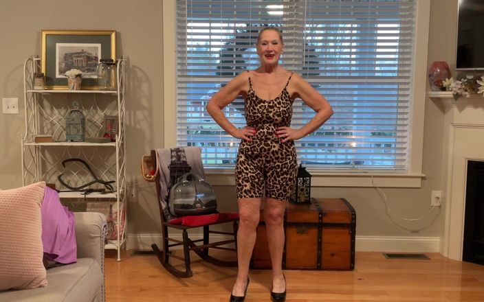 Danielle Dubonnet: Nahá GILF modelka Dani D zralá zkouší (těsná fialová kombinézu, Leopard...