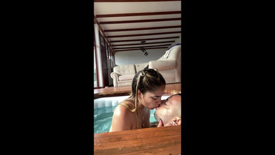 ScarlettKent: Adik tiri Scarlettkent menjilat kaki, jari kaki dan tapak kaki...