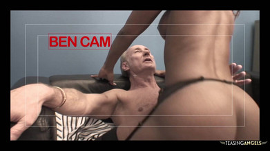 Teasing Angels: 黒人の秘書は、オフィスの上司との異人種間のグループセックスが好きです