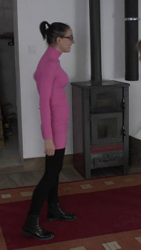 Krásná paní Dyanna nakopne otroka