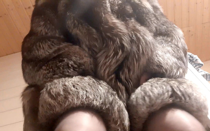 Trans fur bitch: Dojrzałe Transfurbitch w pończochach i Silverfoxfurcoat