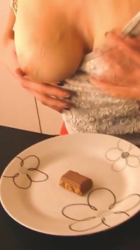 Amateur-MILF selbstgedrehter cameltoe und stillende möpse