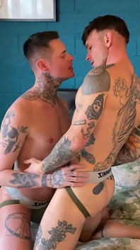 Futută brut de un bărbat musculos tatuat