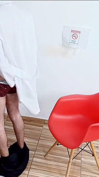 의사가 환자를 벌거벗은 상태로 두고 검사합니다!