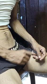 Um garoto com camisinha e gozada