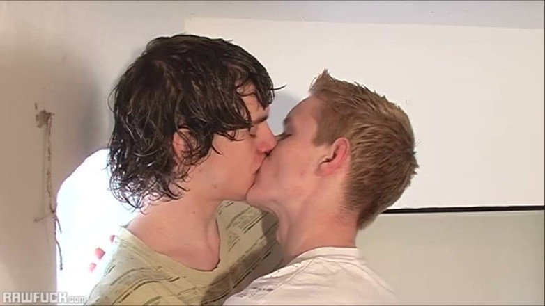 Raw Fuck: Ahniger blonder twink bedient scruffy buddy