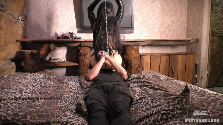 Mistress Legs: Sesja dominacji kobiet z nylonowymi stopami i dużym tyłkiem wiedźmy...