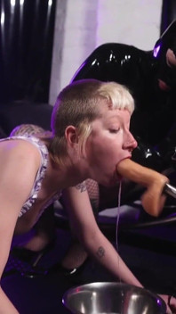 Tussi-training 3 - blowjob mit fickmaschine