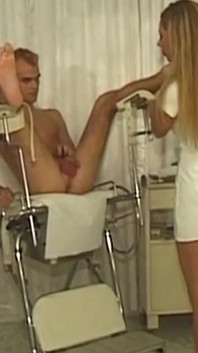 Blond sjuksköterska retar sin patient med medicinska verktyg
