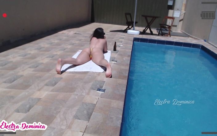 Curious Electra: Seksi kız havuz başında güneşleniyor, mükemmel vücut, fetiş