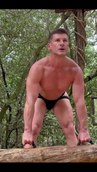 Aplecată peste barbell row pula afară
