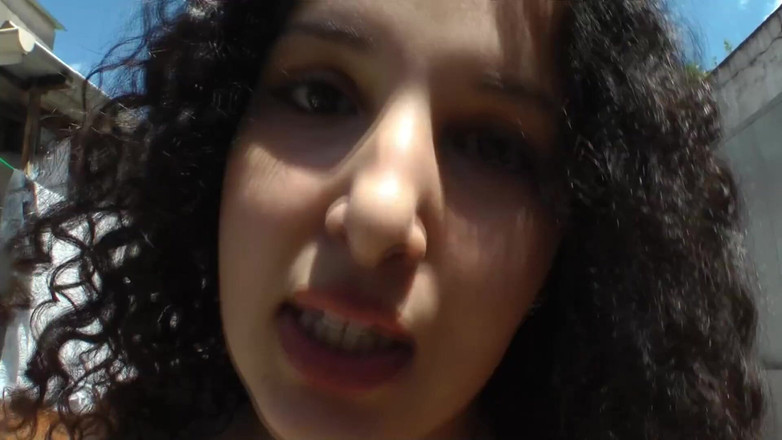 Paris Jango: Büyük memeli büyük memeli kız bahçede mastürbasyon yapıyor