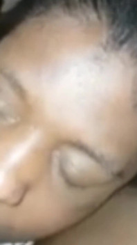 Elle suce une grosse bite noire en chevauchant ses orgasmes bien durs