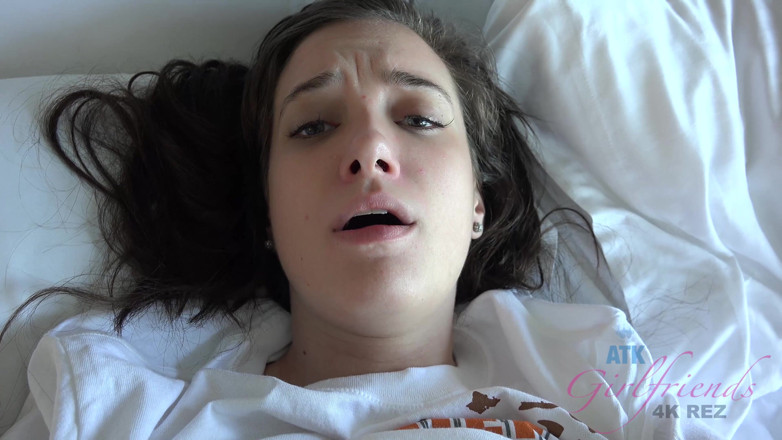 ATK Fans (Girlfriends): Poté, co Gia vykouří cigaretu, natáhne se na přes, aby...