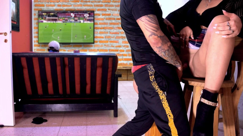 LadyRoma: Mijn man kijkt naar de voetbalwedstrijd terwijl ik neuk met...