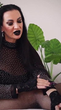 La bruja de uñas largas te pone un hechizo