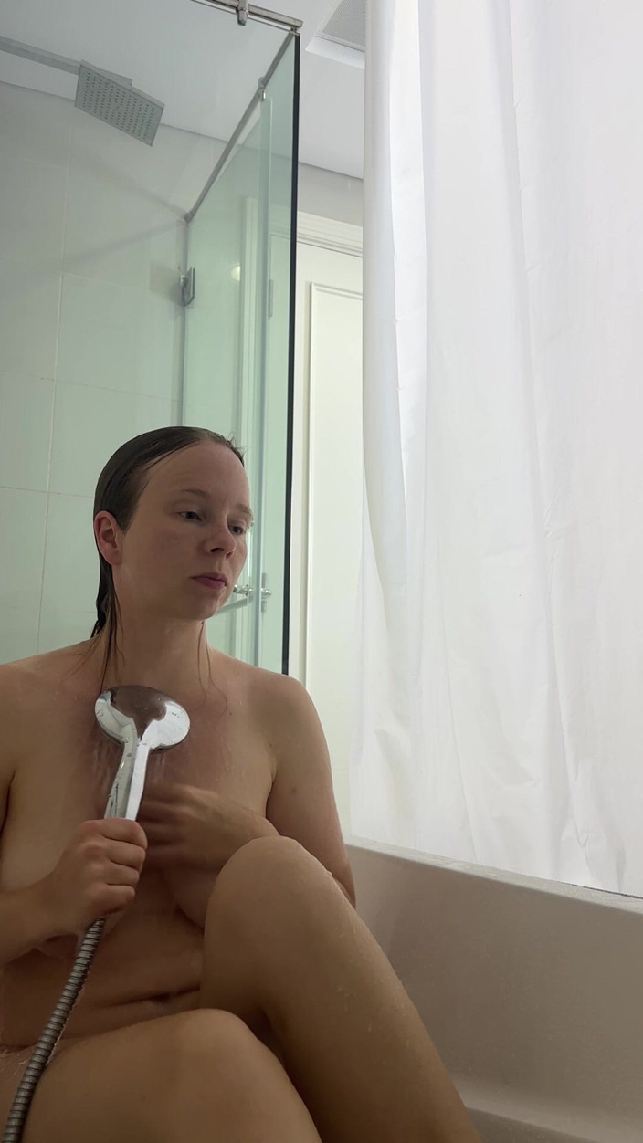 SweetLucy96: Přirozená krása si holí kundičku